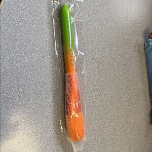 Love+Craft+Beauty Dual-Color Makeup Brush - Orange and Green